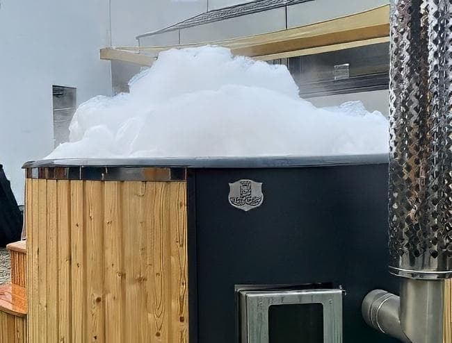 Whirlpool mit Schaumbildung im Badefass – sprudelndes Hot Tub-Erlebnis